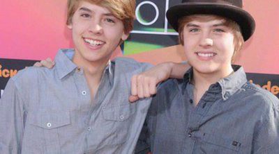 Cole Sprouse bromea con el desnudo de su hermano gemelo Dylan Sprouse