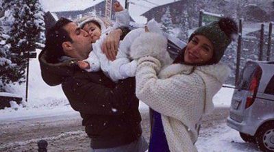 Cesc Fábregas y Daniella Semaan disfrutan de la primera Navidad de Lia en la nieve