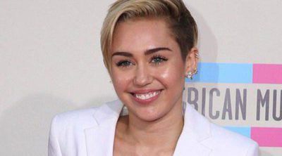 Aparece una foto de Miley Cyrus posando en topless