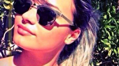 Demi Lovato luce cuerpo en bikini en una playa tropical