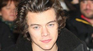 Harry Styles amplia su colección de tatuajes con una Biblia y la frase 'Silver Spoon'