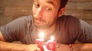 Pedro Castro sopla las velas de su tarta: "No podría ser más feliz con mi último cumpleaños de la década de los 30"