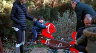 Milan Piqué Mebarak se lo pasa en grande en el parque con sus abuelos Joan Piqué y Montserrat Bernabéu