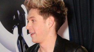 Niall Horan, con muletas a la alfombra roja de los Brit Awards 2014 tras su operación de rodilla