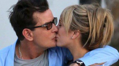 Charlie Sheen tendrá que esperar para casarse con Brett Rossi: la actriz porno sigue casada