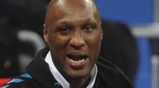 Lamar Odom sigue el primer partido del Baskonia tras su fichaje desde las gradas