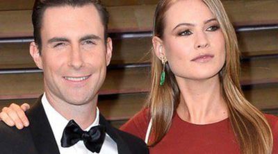 Adam Levine y Behati Prinsloo pasean su amor por la fiesta Vanity Fair tras los Oscar 2014