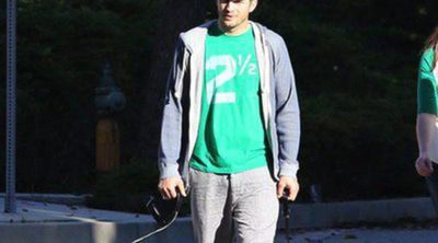 Ashton Kutcher se olvida de Mila Kunis para celebrar San Patricio con sus perros y unas amigas