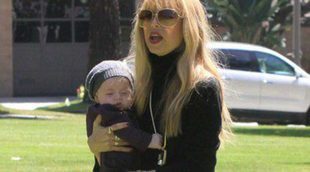 Rachel Zoe disfruta de una agradable comida en el parque junto a su marido y sus hijos