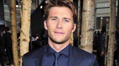 Scott Eastwood se divierte en el Festival de Coachella 2014 bebiendo cerveza y luciendo torso desnudo