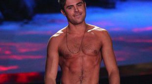 Zac Efron presume de torso desnudo tras quitarse la camiseta al recoger un MTV Movie Awards 2014