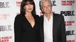 Michael Douglas y Catherine Zeta Jones reaparecen muy unidos en el estreno de 'The Library' en Nueva York