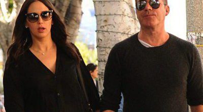 Simon Cowell y Lauren Silverman pasean a su hijo Eric durante la Semana Santa