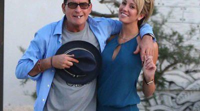 Charlie Sheen y Brett Rossi ya tienen fecha de boda