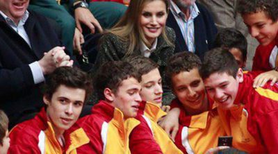 La Princesa Letizia se divierte y apoya a los jÃ³venes jugadores de Voleibol de los Campeonatos de EspaÃ±a