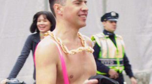 Un hombre con un mankini rosa se cuela en la alfombra roja de la Gala MET 2014