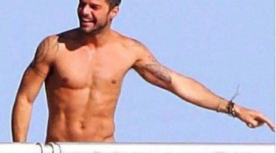 Ricky Martin, ligero de ropa en un balcón