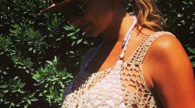 Stacy Keibler presume de incipiente embarazo con un bikini blanco