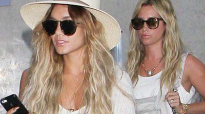 Ashley Tisdale y Vanessa Hudgens se divierten en alta mar junto a unas amigas