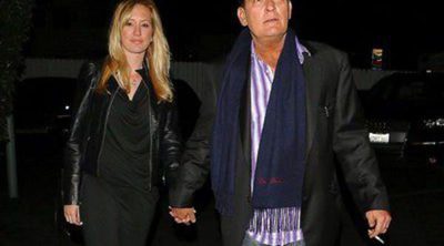 Charlie Sheen prepara una cena romántica para celebrar el cumpleaños de su prometida Brett Rossi