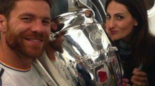 Xabi Alonso celebra el triunfo del Real Madrid en la Champions con Nagore Aranburu y su hijo Jon