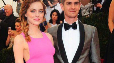 Andrew Garfield y Emma Stone dan un romántico paseo acompañados de una amiga