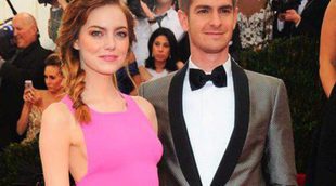 Andrew Garfield y Emma Stone dan un romántico paseo acompañados de una amiga