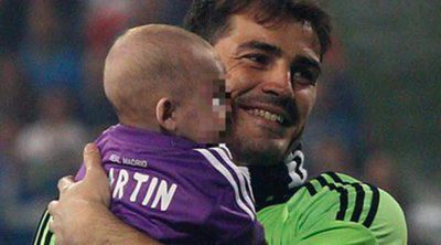 Martín Casillas y Sergio Ramos celebran en el Bernabéu con sus padres la décima Champions del Real Madrid