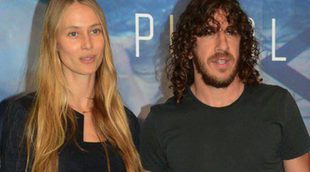 Carles Puyol estrena el documental 'Puyol, más que un capitán' arropado por su novia Vanesa Lorenzo