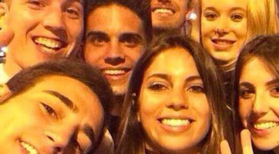 Marc Bartra y Melissa Jiménez, dos enamorados de fiesta con sus amigos