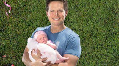 Scott Wolf presenta a su hija Lucy Marie acompañado por sus hijos Jackson y Miller