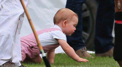 El Príncipe Jorge da sus primeros pasos junto a su madre Kate Middleton en un partido de polo