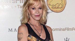 Melanie Griffith esconde el tatuaje de Antonio Banderas y pasea sin alianza por Taormina