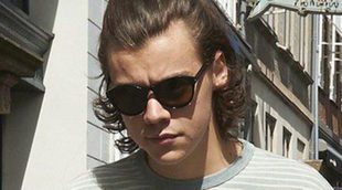 Harry Styles, muy atento con sus fans durante un paseo por Copenhague