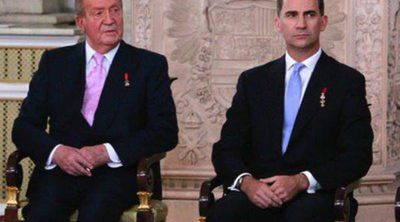 El Rey Juan Carlos firma la Ley de AbdicaciÃ³n ante la Reina Sofia, los PrÃ­ncipes Felipe y Letizia y las Infantas Leonor y SofÃ­a