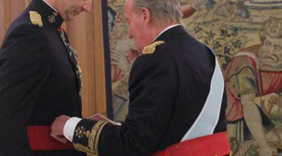 Primer acto de la proclamaciÃ³n: El Rey Juan Carlos impone al Rey Felipe VI el FajÃ­n de CapitÃ¡n General