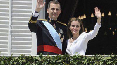 Los Reyes Felipe y Letizia, la Princesa Leonor y la Infanta SofÃ­a saludan emocionados desde el Palacio Real