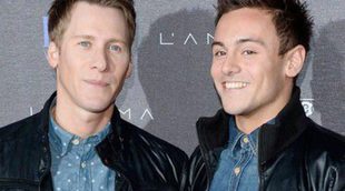 Tom Daley apoya a su novio Dustin Lance Black tras la muerte de su madre