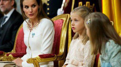 La Reina Letizia, la mejor guÃ­a para la Princesa Leonor y la Infanta SofÃ­a en la proclamaciÃ³n del Rey Felipe VI