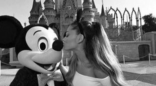 Ariana Grande celebra su 21 cumpleaños con los personajes de Disney