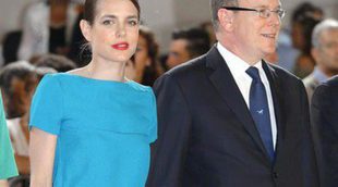 Carlota Casiraghi deslumbra en la clausura del Concurso de Saltos de Monte-Carlo junto a Alberto de Mónaco