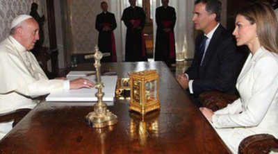 Los Reyes Felipe y Letizia visitan al Papa Francisco en su primer viaje al extranjero tras la proclamaciÃ³n