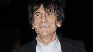 Ronnie Wood conoce a su nieto Otis en un concierto de los Rolling Stones en Roma