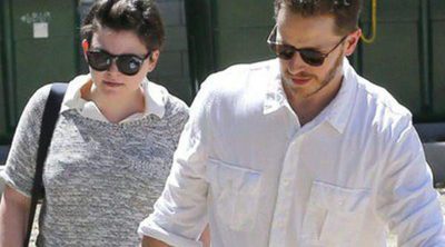 Ginnifer Goodwin y Josh Dallas reaparecen tras ser padres paseando a su hijo Oliver por Los Angeles