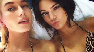 Kendall Jenner y Hailey Baldwin practican surf de remo en Los Hamptons