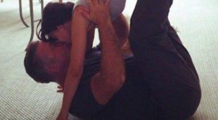 Hilaria Thomas y Alec Baldwin celebran su segundo aniversario de boda haciendo yoga