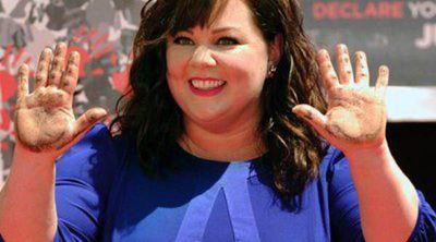 Melissa McCarthy deja sus huellas en el Teatro Chino Grauman de Hollywood