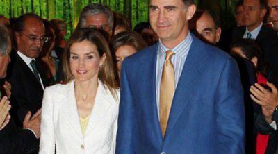 El Rey Felipe entrega las Becas de la FundaciÃ³n Iberdrola junto a una colorida Reina Letizia