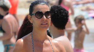 Mar Flores comienza a disfrutar del verano en aguas de Ibiza con Javier Merino y sus hijos