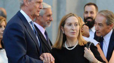 Ana Pastor acude al funeral de su padre arropada por todo el Gobierno